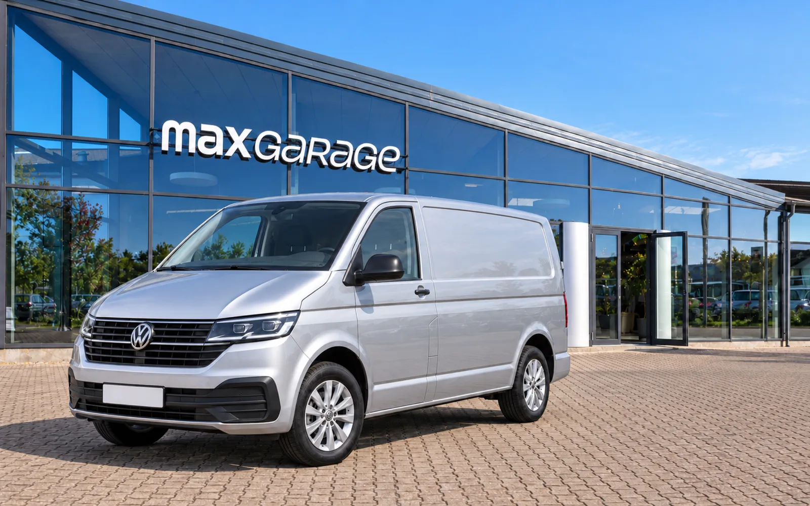 VW Transporter parkeret foran Max Garages showroom i Frederikssund